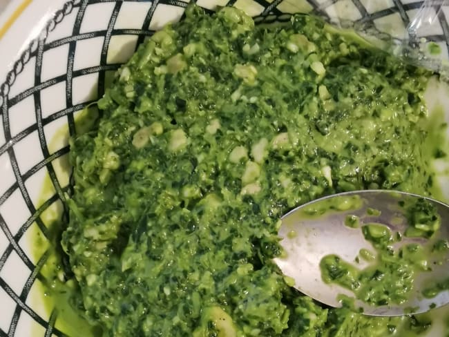 Pesto de fanes de radis