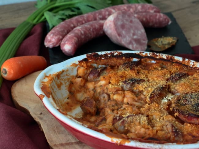 Haricots coco à la tomate et saucisses au four de Cyril Lignac