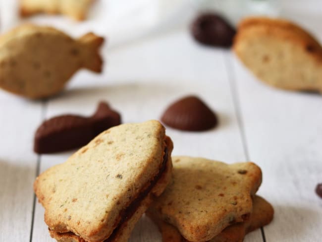 Biscuits au pralin fourrés au chocolat