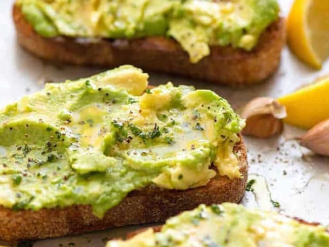 Apéritif toasts à l'avocat