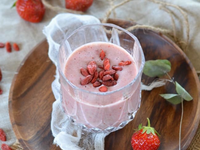 Milkshake banane, fraise et baies de goji