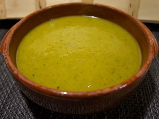 Soupe de courgettes au curcuma et curry