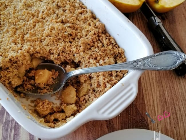 Crumble aux pommes, noisettes et flocons d'avoine