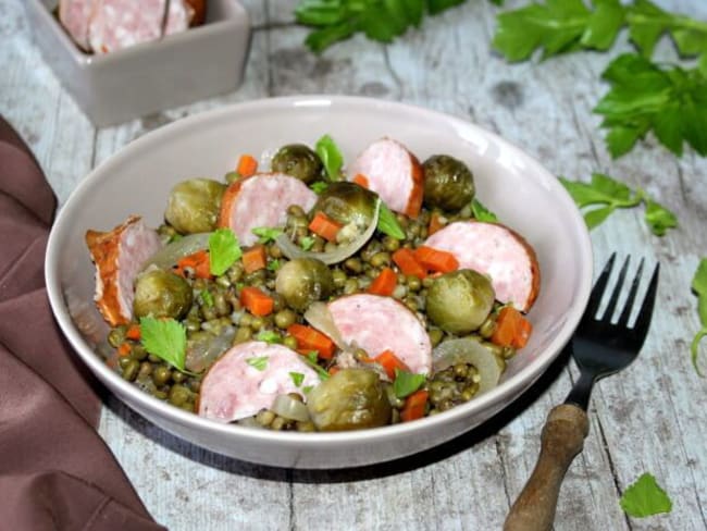 Potée de haricots mungo et choux Bruxelles à  la saucisse de Morteau