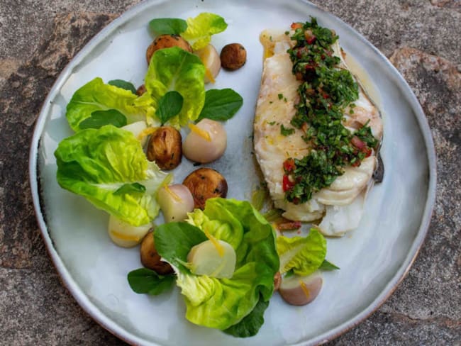 Queue de cabillaud au four, sauce aux herbes, navets glacés et vinaigrette au curcuma et agrumes