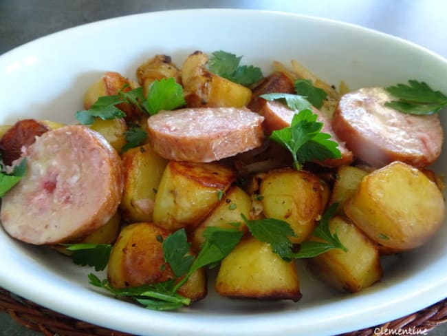 Pommes de terre rôties avec la saucisse Morteau à la cancoillotte, une spécialité de la France Comté