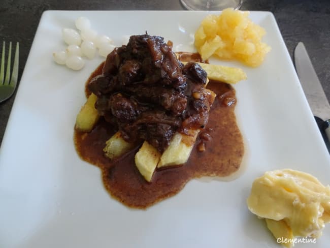 Viande de bœuf marinée dans du vinaigre de vin blanc