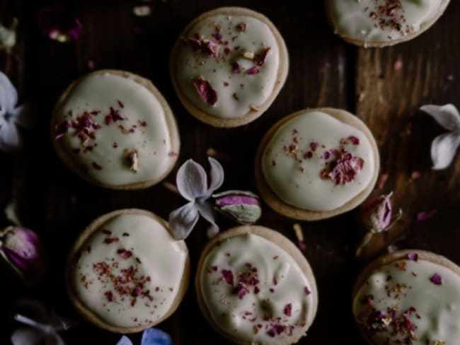 Sablés amande, chocolat blanc pétales de rose