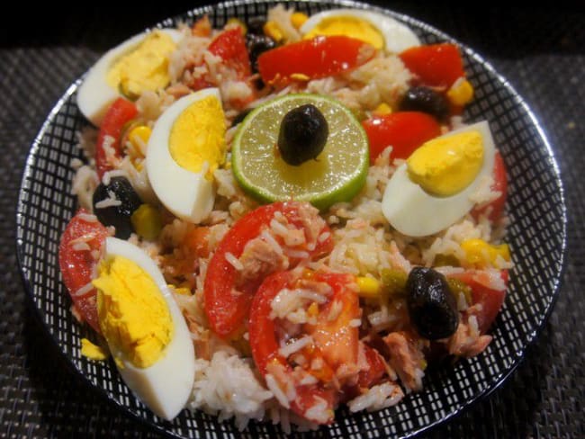 Salade de riz aux tomates, thon, maïs, œufs et olives