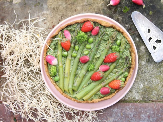 Tarte printanière au pesto d'herbes, asperges et fraises