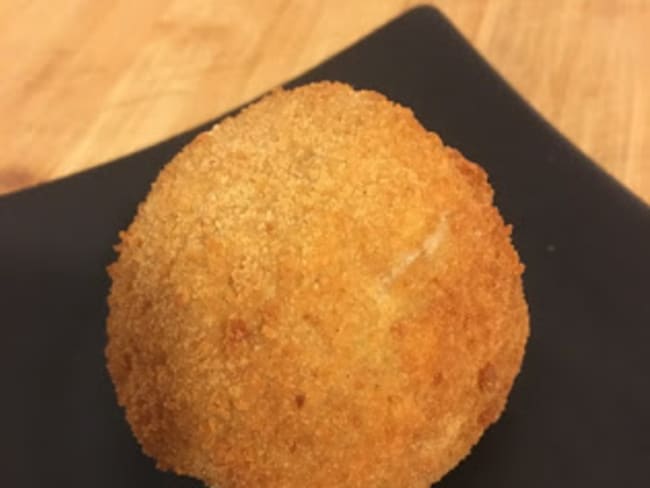 Arancini ou boulettes de riz panées mozzarella, bresaola et champignons