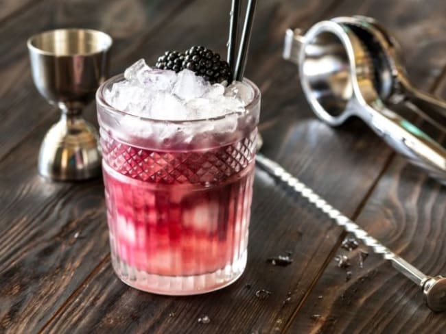 Cocktail Bramble - Le cocktail à base de gin, citron et mûre