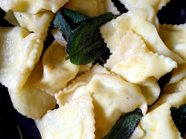 Ravioli farcis de ricotta et persil à la sauge