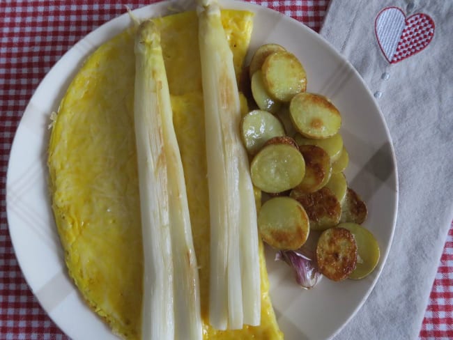 Omelette au parmesan et asperges poêlées