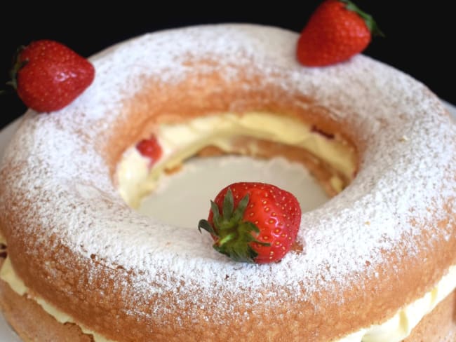 Génoise en couronne garnie de chantilly au calisson et de fraises