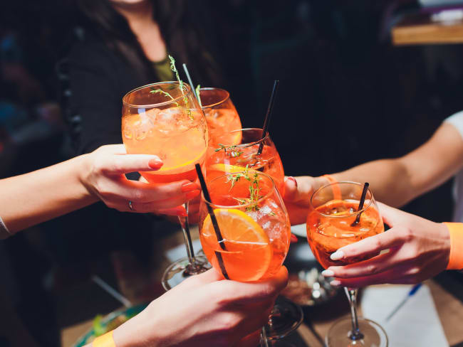 Aperol Spritz : un cocktail à la légère amertume réalisé avec du Prosecco et de l'Apérol