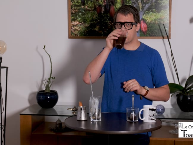 Café Glacé avec de l'eau tonic et de l'açai