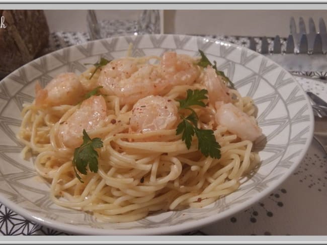 Spaghetti aux crevettes, sauce crémeuse à l’ail et au paprika