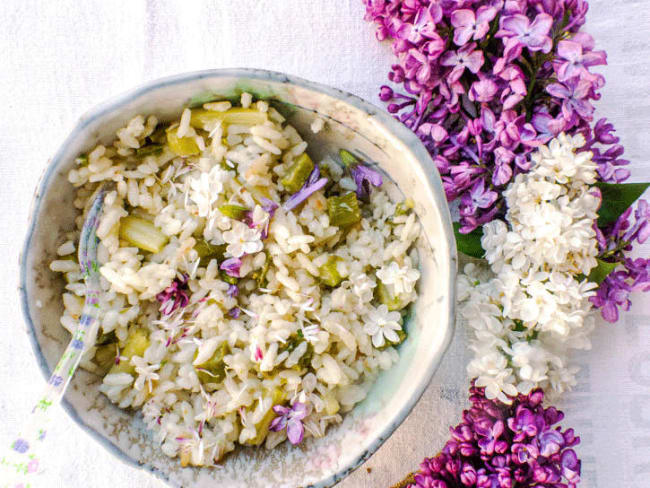 Risotto vegan aux asperges et fleurs sauvages