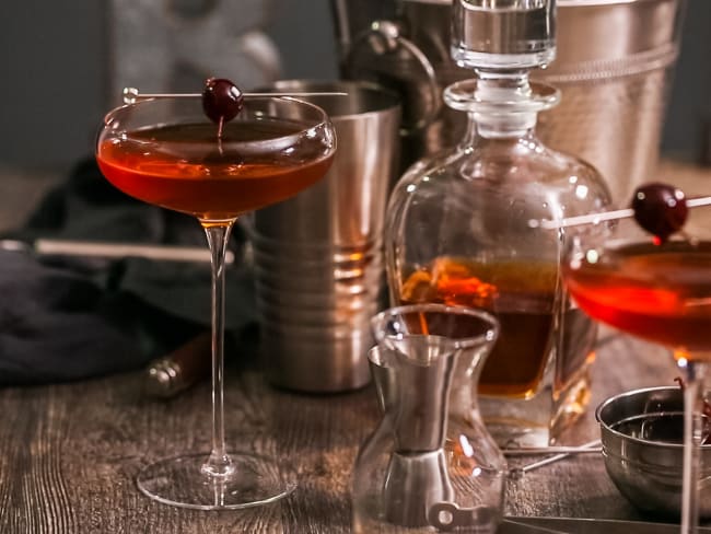 Cocktail Manhattan au whisky, vermouth et Angustora bitter