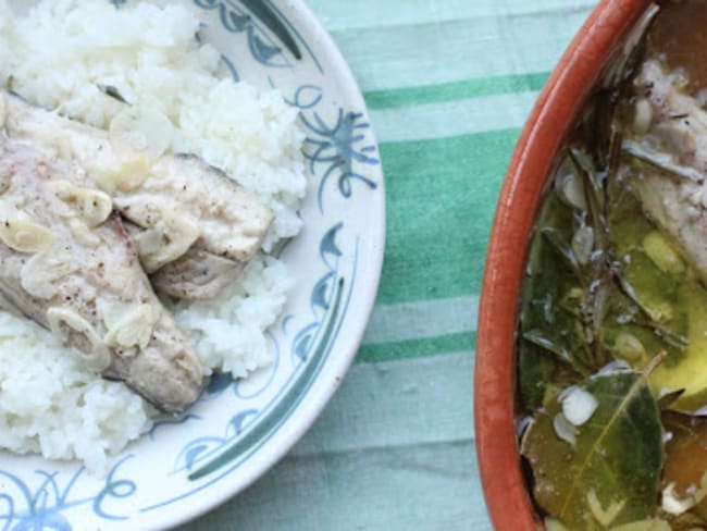 Maquereaux braisés à l'ail et à l'huile d'olive, une recette grecque