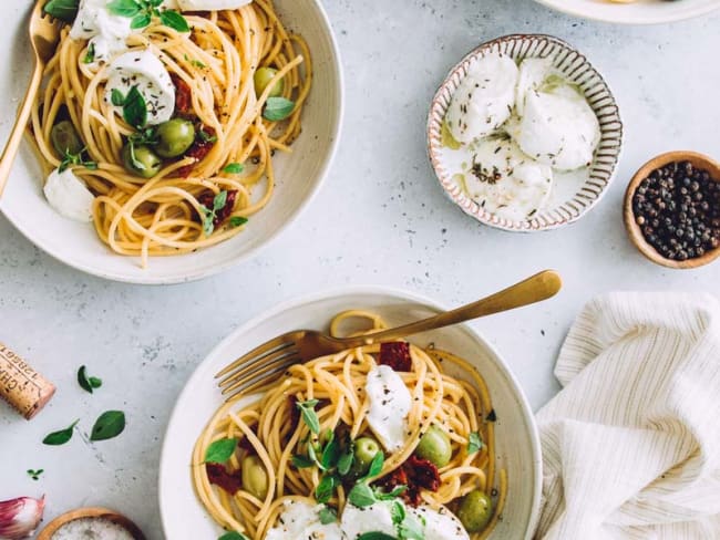 Spaghettis aux olives, tomates séchées et mozzarella