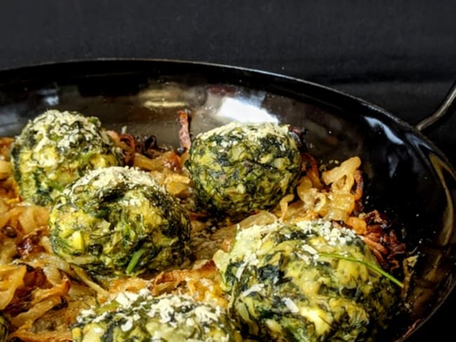 Boulettes d’herbes aux oignons caramélisés.