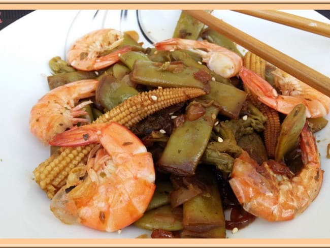 Wok de crevettes aux haricots mange-tout et petits maïs