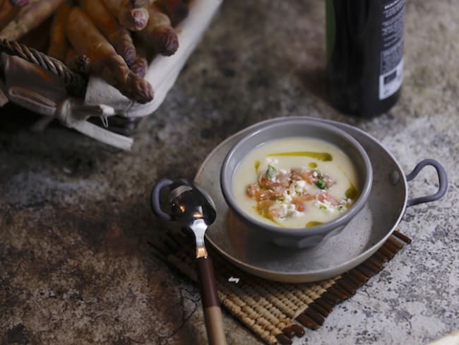 Velouté anti-gaspi d'épluchures et queues d'asperges féta et saumon fumé