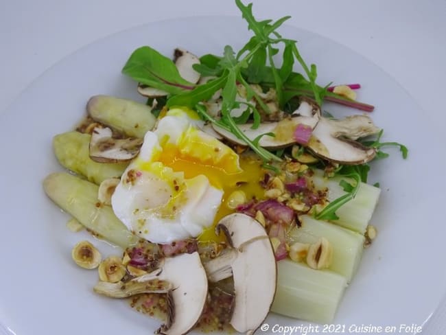 Asperges blanches au miel, moutarde à l'ancienne, oeuf poché noisettes torréfiées pour Pâques