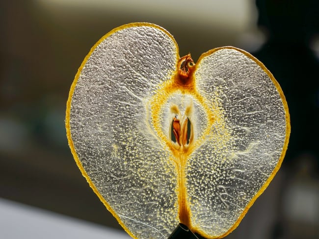 Cristalline de poire, un décor d'assiette ou de pâtisserie aussi fragile que beau 