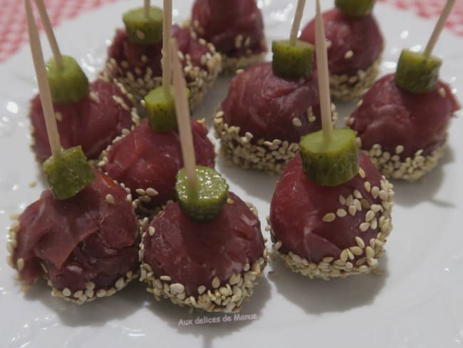 Tomates cerises déguisées pour l'apéro