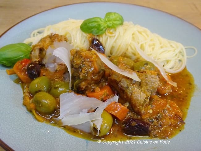 Sauté de veau aux olives, à l'estragon, au thym et au romarin pour la Pentecôte