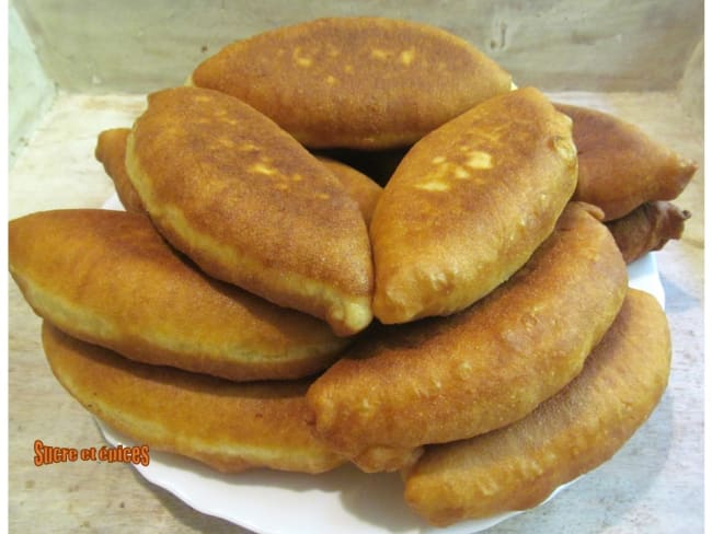 Beignets au fromage frais avec des fanes d'oignons nouveaux