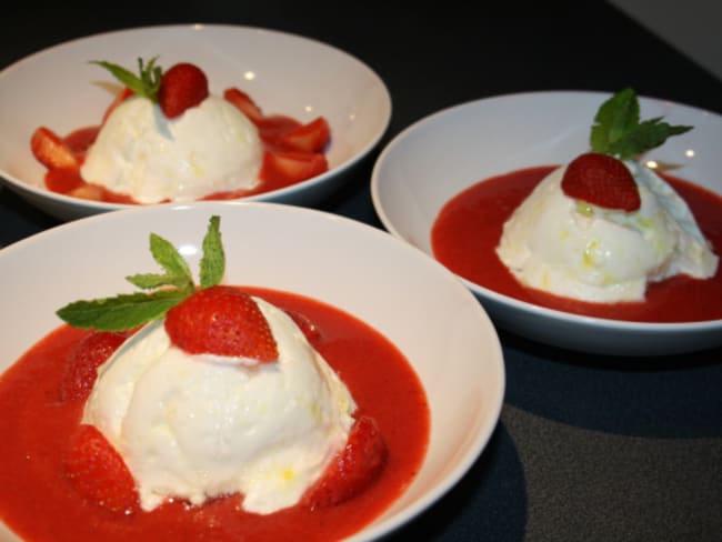 Soupe de fraises façon île flottante