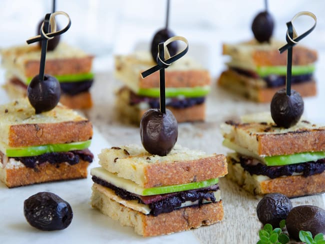 Mini sandwiches magret pomme chèvre olives pour un apéro dînatoire