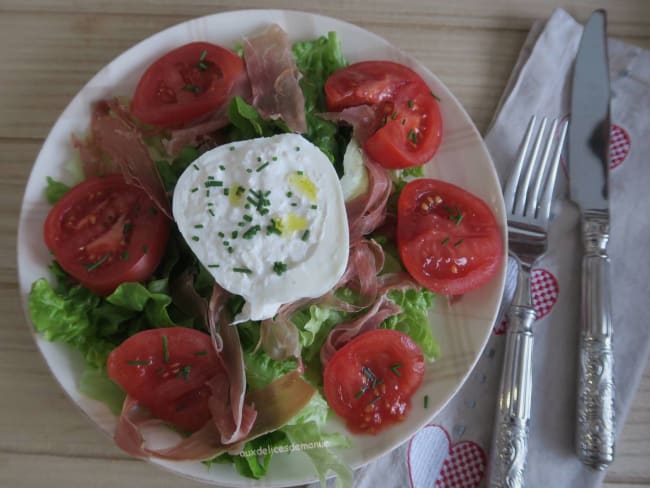 Salade au Serrano, tomates roses et burrata di bufflala