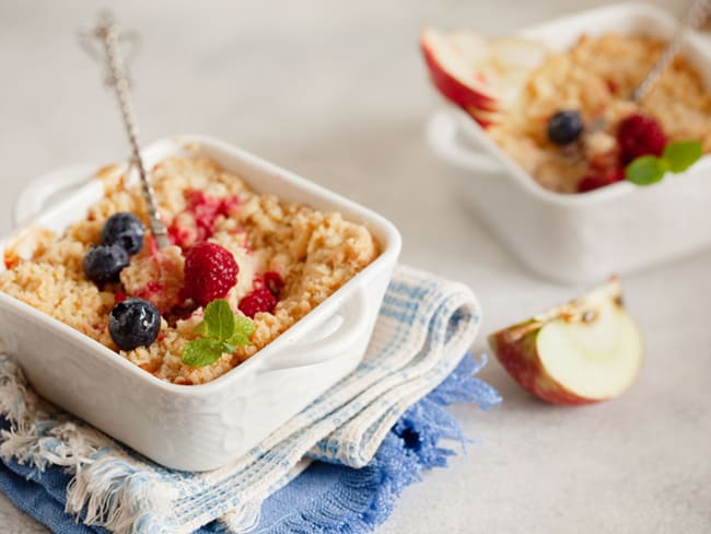 Crumble aux pommes et fruits rouges