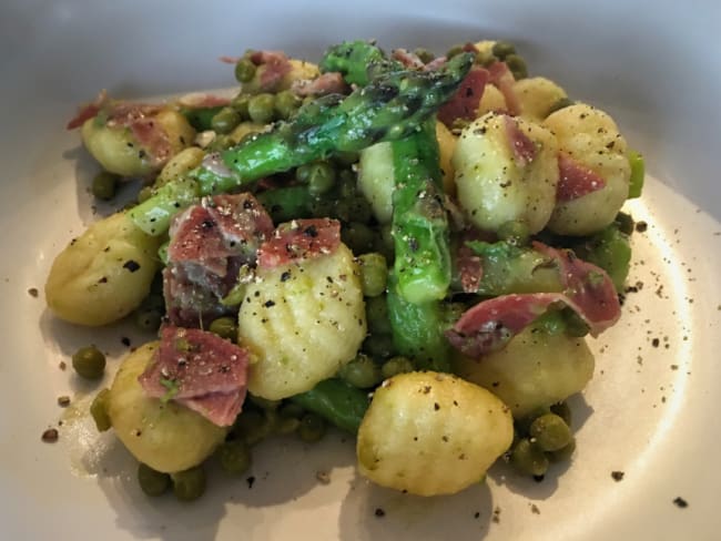 Gnocchis aux asperges, petits pois et coppa