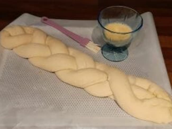 Brioche tressée, dorée, moelleuse. Recette maison facile à faire !