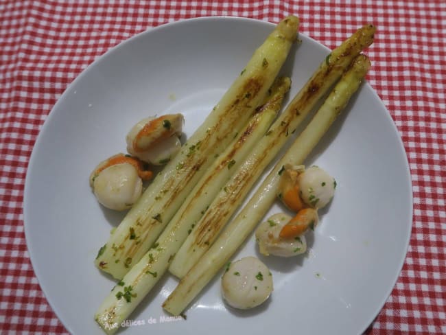 Asperges blanches des Landes et noix de St-Jacques au beurre ail et persil