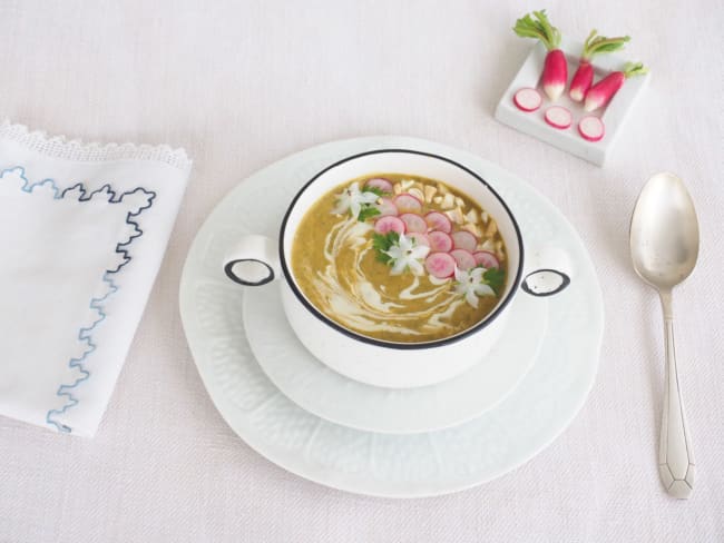 Soupe de fanes de radis, patate douce et noix de cajou