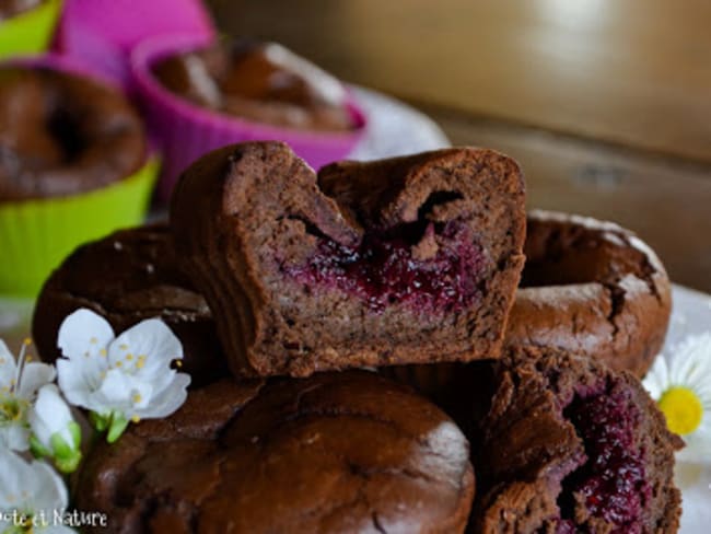 Muffins au chocolat et aux haricots rouges fourrés aux framboises