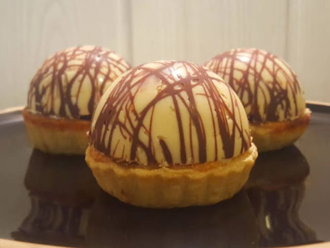 Tartelettes aux framboises et aux noisettes, crème mascarpone et coques en chocolat