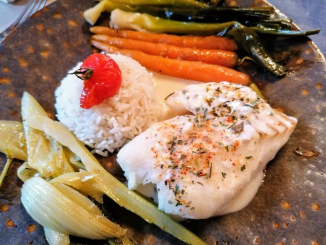 Dos de cabillaud au four sauce beurre blanc échalotes au piment d’Espelette et petits légumes glacés