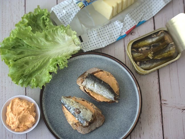 Tartines au beurre de poivron pimenté et sardines en boîte