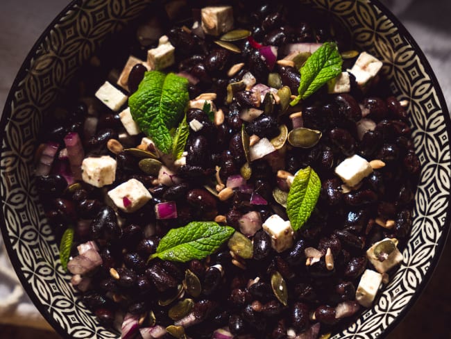 Salade composée haricots noirs, feta et menthe fraîche