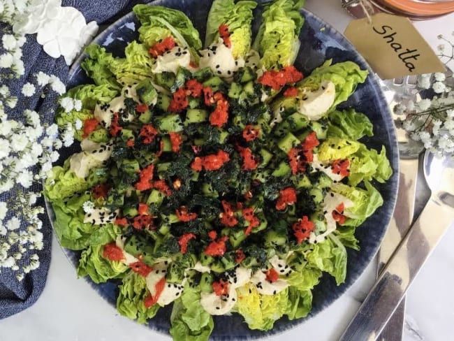 Salade de laitue à la crème d’aubergine fumée au yaourt, concombre aux herbes et shatta