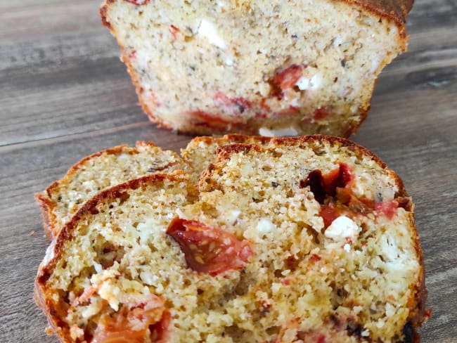 Cake à la polenta et tomates rôties