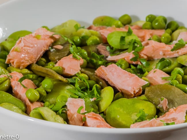 Salade de saumon frais aux fèves, pois gourmands et petits pois